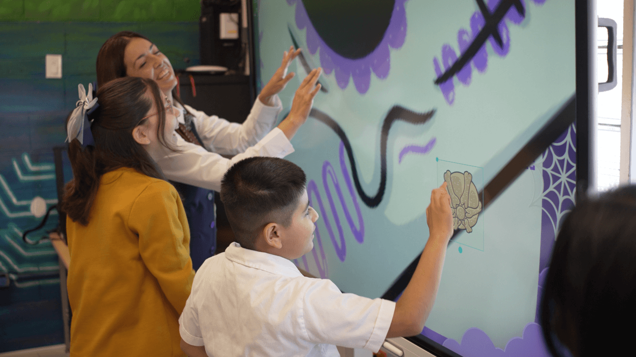 Kids in a classroom in Mexico city with a SMART Board